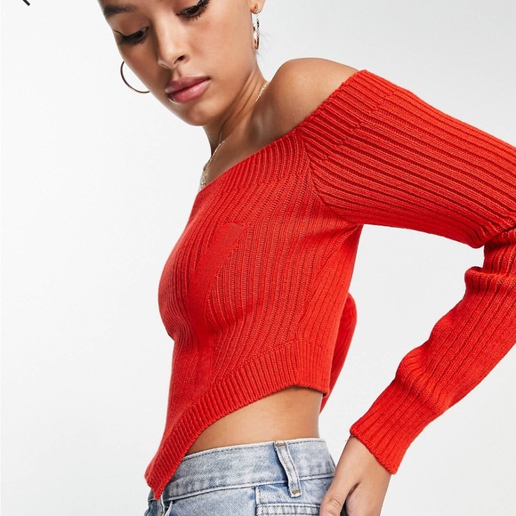 Red ❤️‍🔥 off the shoulder crop top - Picture 3 of 7